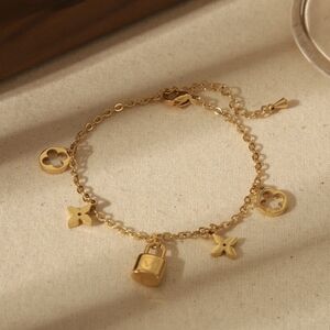 18K Gold Plated Luxury Letter V & Clover Bracelet
